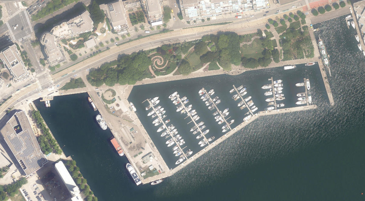 Queens Quay Traffic Island — site photograph