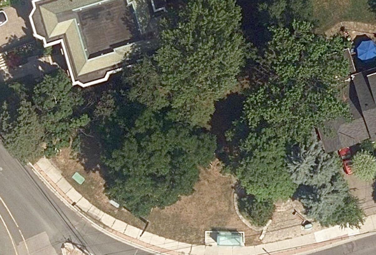 Old Yonge Parkette — site photograph