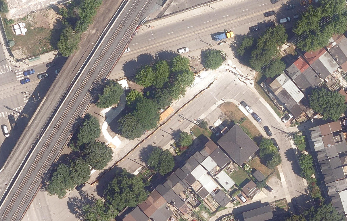 Gerrard - Carlaw Traffic Island, site photograph