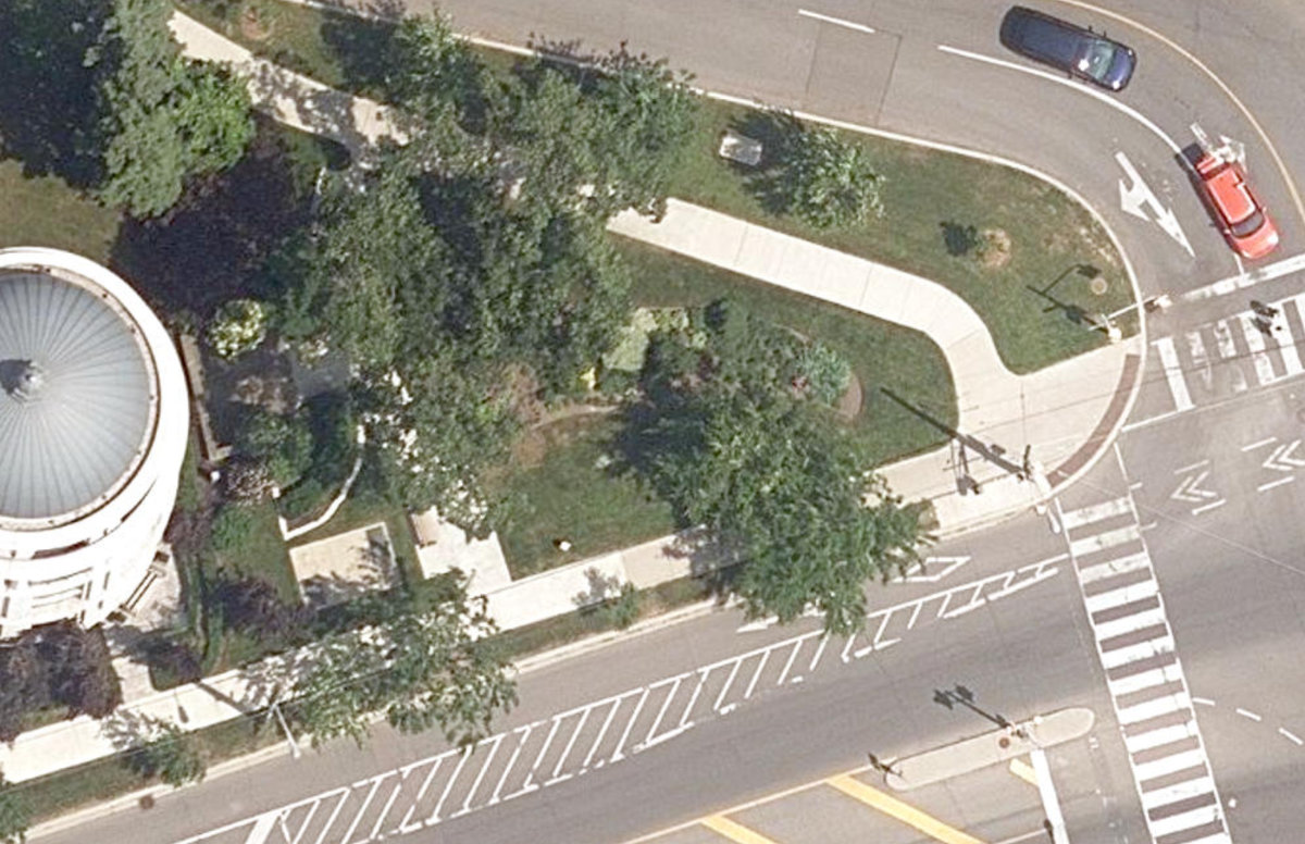 Kingsway Gate Parkette — site photograph