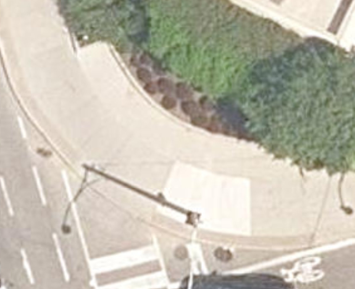 Roxborough - Yonge St Traffic Island — site photograph