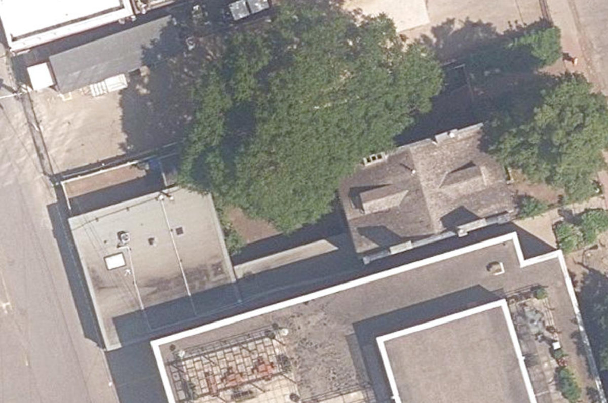 MACKENZIE HOUSE - Building Grounds — site photograph